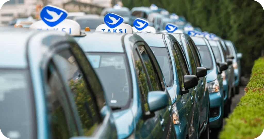 Bluebird Taxi Bali: Blue taxis lined up with TAKSI roof signs