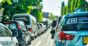 Best Bali Transport App: Heavy traffic on a tree-lined city street