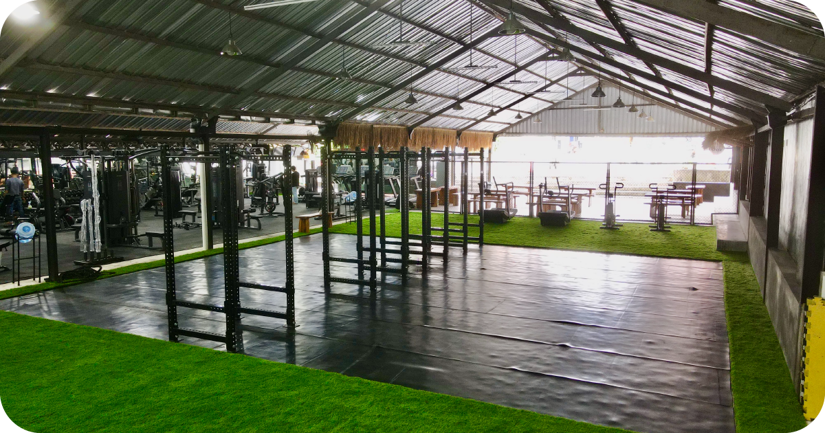 Spacious functional area with rigs, rubber flooring and turf lanes